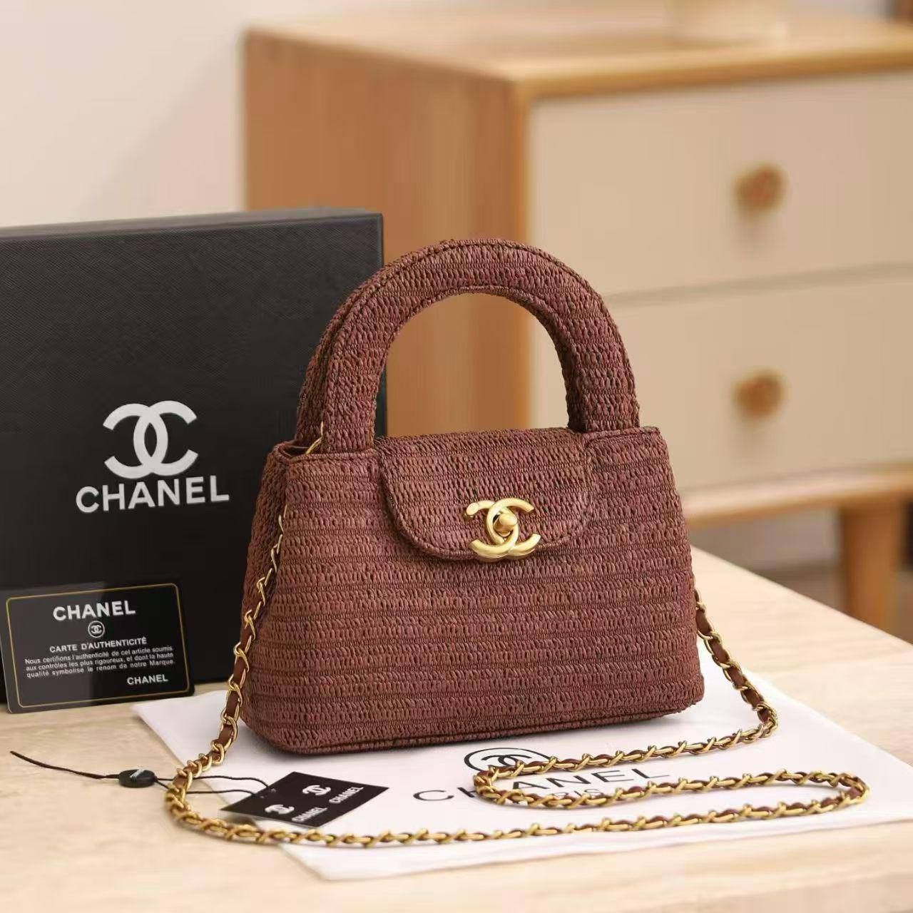 CHANEL  
19cm
100 dhs✅

Zain44
♥️♥️♥️