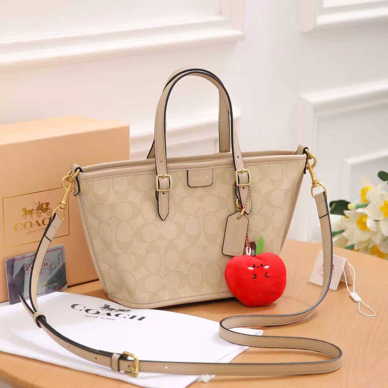 Coach  
90 dhs💓
SIZE: 21*12*16 CM👌👌

Zain74
♥️♥️♥️