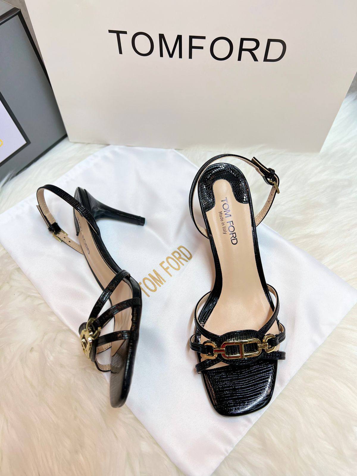 TOMFORD 
150 dhs❣️
SIZE 36-41 

Zain88
♥️♥️♥️