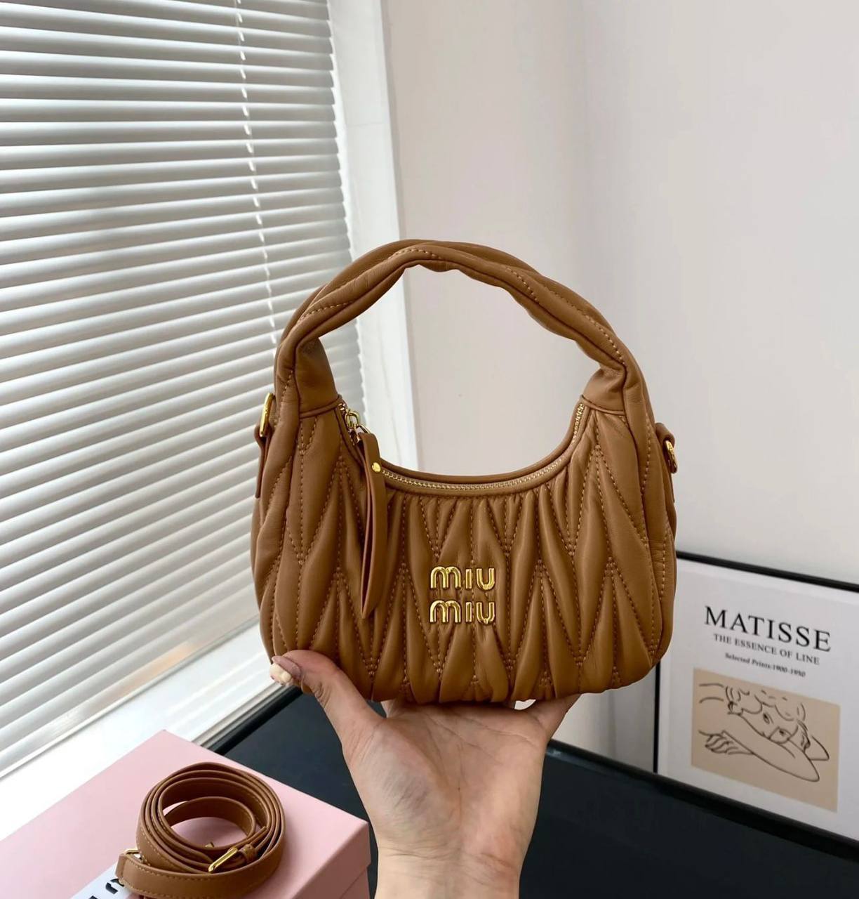 MIU MIU 
NEW CAME GOOD QUALITY 

WITH BOX 
🎁🎁🎁

90 dhs🇦🇪

Zain39
♥️♥️♥️