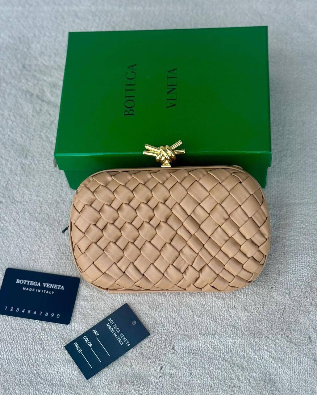Bottega 

110 dhs✅

with box
🎁🎁🎁

Zain90
♥️♥️♥️