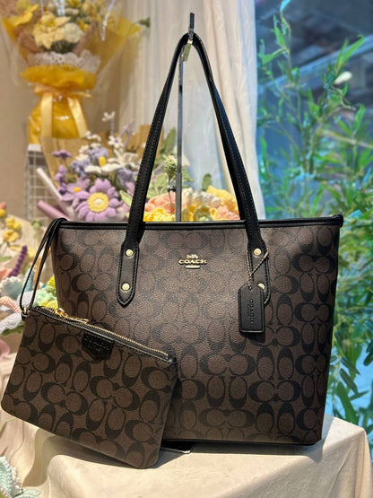 COACH Tote bag
With zipper 
110 dhs✅

Zain254
♥️♥️♥️