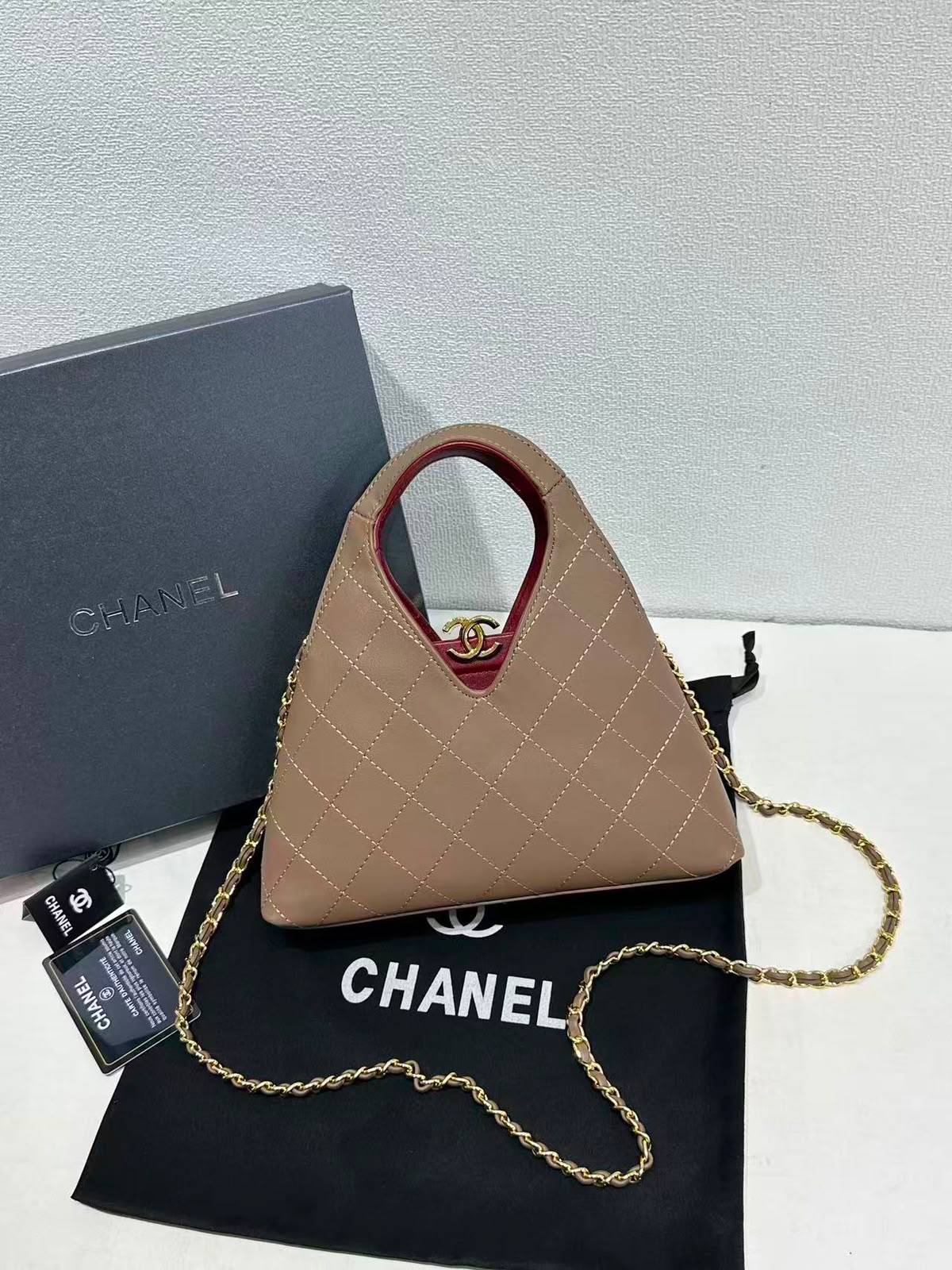 Chanel

withbox 
130 dhs🇦🇪🇦🇪

Zain143
♥️♥️♥️