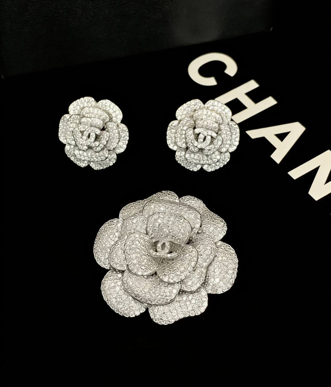130 DHS🇦🇪 SET 
CHANEL MASTER 💫✨
BROOCH WITH EARRINGS
WITH BOX AND PAPER BAG🎁🛍️

Zain89
♥️♥️♥️