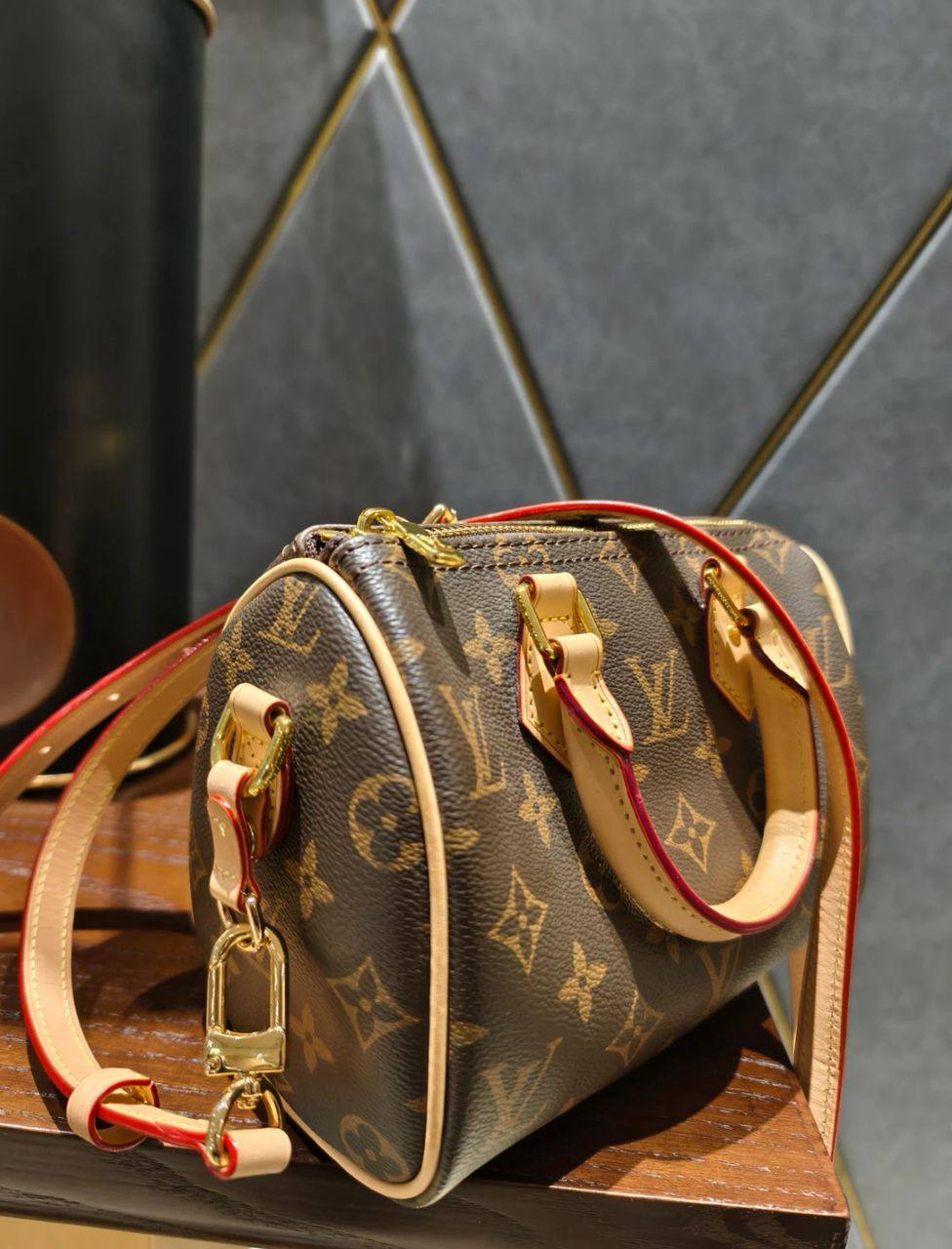 LV
90 dhs❣️
size：16cm

Zain35
♥️♥️♥️
