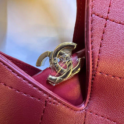 CHANEL 

COPY ONE 

NEW CAME 
WITH BOX 
150 dhs🇦🇪🇦🇪

Zain295
♥️♥️♥️