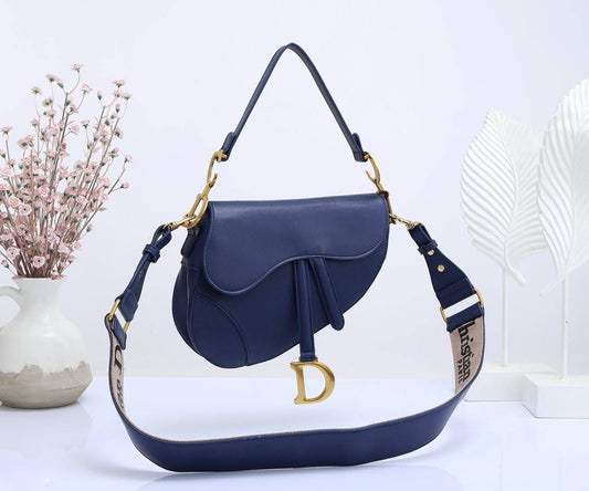 DIOR
 GOOD QUALITY 
WITH BOX
120 dhs✅

Zain295
♥️♥️♥️