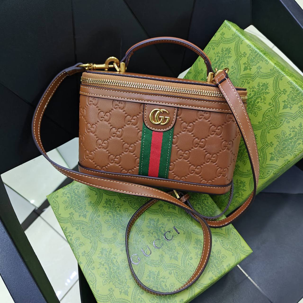 Gucci 

100 dhs✅ 

with box
🎁🎁🎁

Zain235
♥️♥️♥️