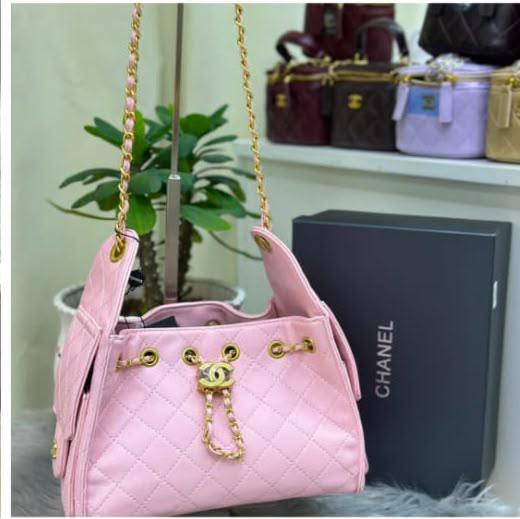 Chanel

Very good quality 

Size 25*cm
115 dhs🇦🇪🇦🇪

With box 📦
Zain70
♥️♥️♥️