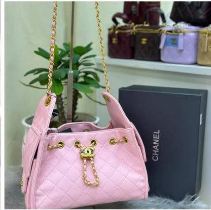 Chanel

Very good quality 

Size 25*cm
115 dhs🇦🇪🇦🇪

With box 📦
Zain70
♥️♥️♥️