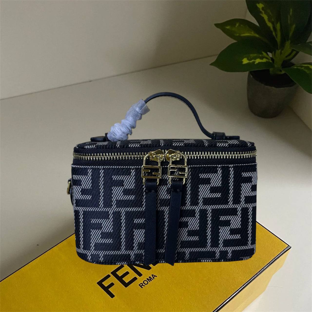 Fendi 

85 dhs✅ 

with box
🎁🎁🎁

Zain72
♥️♥️♥️