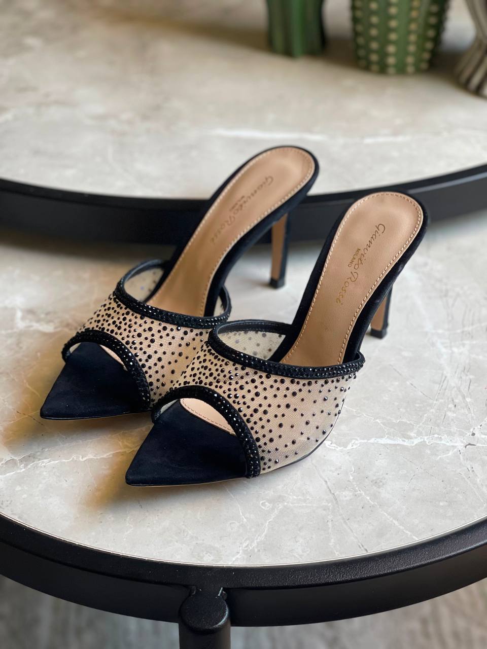 GIANVITO ROSSI
Vip quality
Size 36 to 42
450 dhs🇦🇪🇦🇪

Zain113
♥️♥️♥️