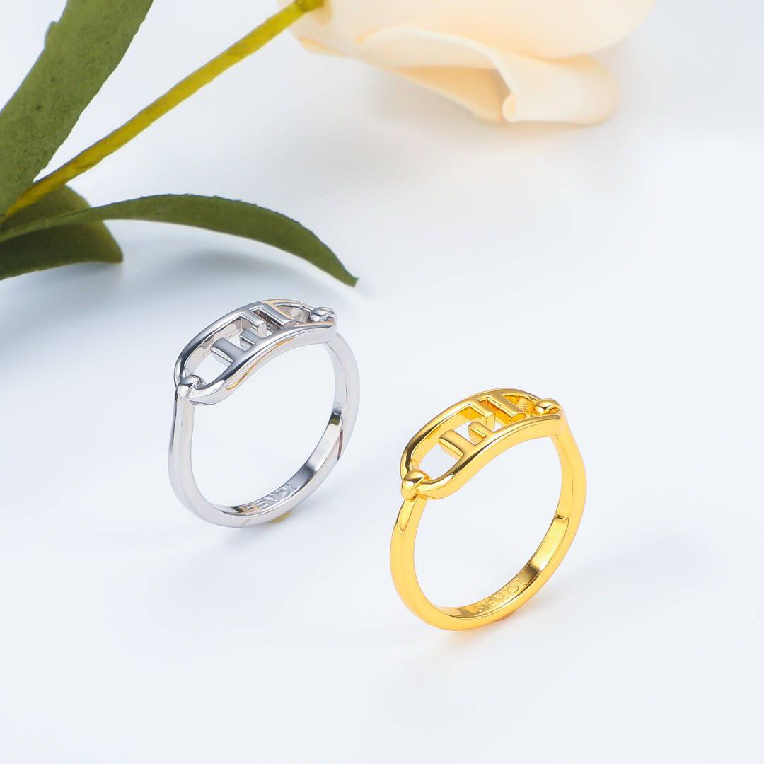 Fendi 
Ring 💍 available size👇
6,7,8,9
Master quality 💯

With normal boxes 📦 
45 dhs🇦🇪🇦🇪

With master box 🗃️ 
60 dhs🇦🇪🇦🇪

Zain216
♥️♥️♥️