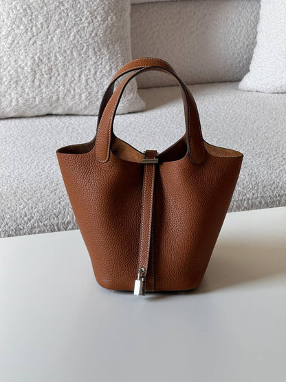 Hermes
picotin 18cm💥Master quality ✅

with box📦

340 dhs✅

Zain52
♥️♥️♥️