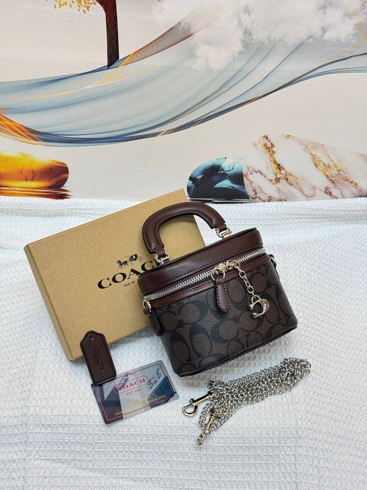COACH

Best quality 
with box
95 dhs🇦🇪🇦🇪

size 15CM

Zain290
♥️♥️♥️