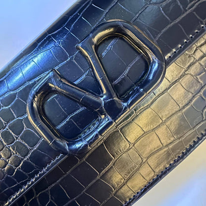VALENTINO 

NEW CANE 
GOOD QUALITY 

SMALL SIZE 
WITH BOX 

110 dhs🇦🇪🇦🇪
Zain295
♥️♥️♥️