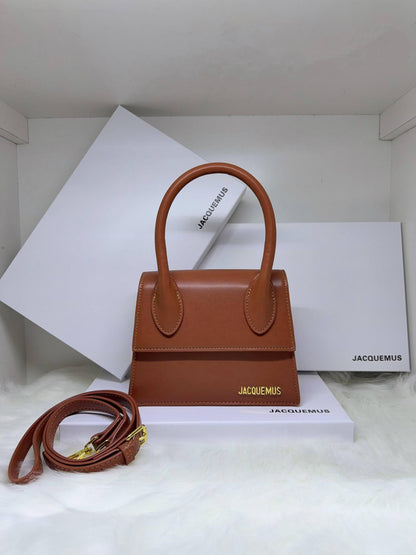 Jacquemus
✨✨NEW ✨✨
95 dhs💓

with box
🎁🎁🎁

Zain38
♥️♥️♥️
