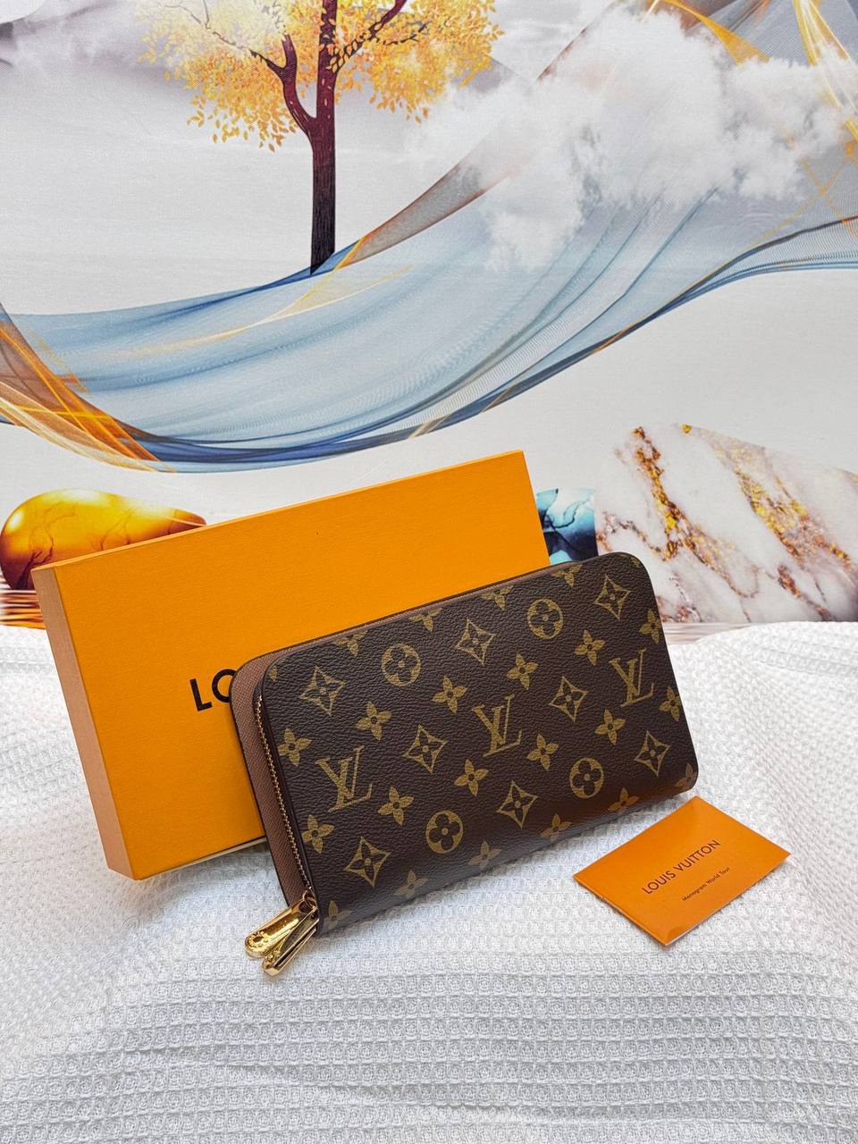 LV 
Best quality with box’s 
110 dhs✅
size 22 Cm

Zain290
♥️♥️♥️