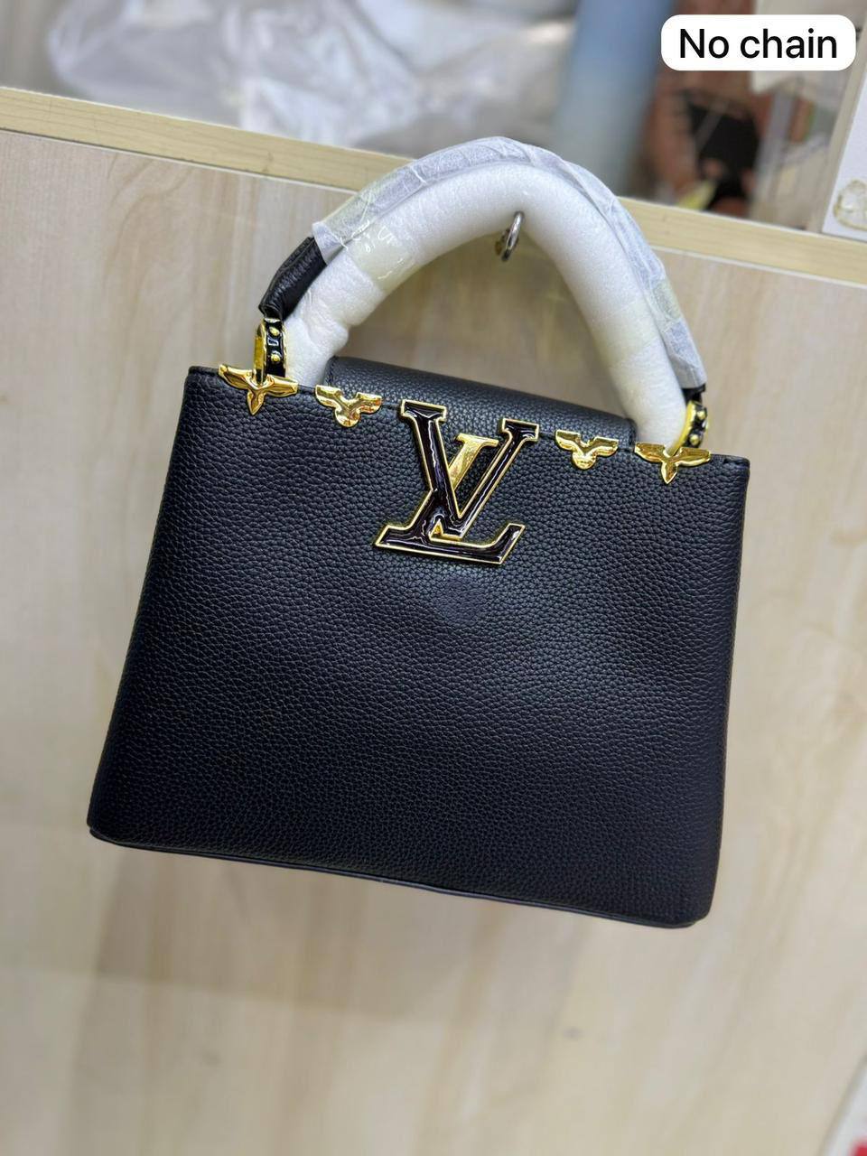 LV Capucenis 

1️⃣ First quality +🎁
Size : 25 * 18.5 cm

85 dhs🇦🇪🇦🇪

 with box🎁

Zain115
♥️♥️♥️