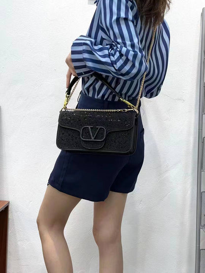 Valentino 

115 dhs❣️

with box
🎁🎁🎁

Zain157
♥️♥️♥️