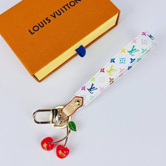 Louis Vuitton 🦋
Bag charms ❣️
Master quality 💯
With normal boxes 📦 
50 dhs🪙💕
With master box 🗃️ 
65 dhs🪙💕

Zain216
♥️♥️♥️