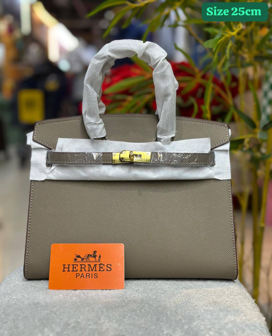 Hermes
Good quality 
with box 
🎁🎁🎁

120 dhs✅

Zain158
♥️♥️♥️