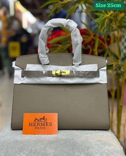 Hermes
Good quality 
with box 
🎁🎁🎁

120 dhs✅

Zain158
♥️♥️♥️