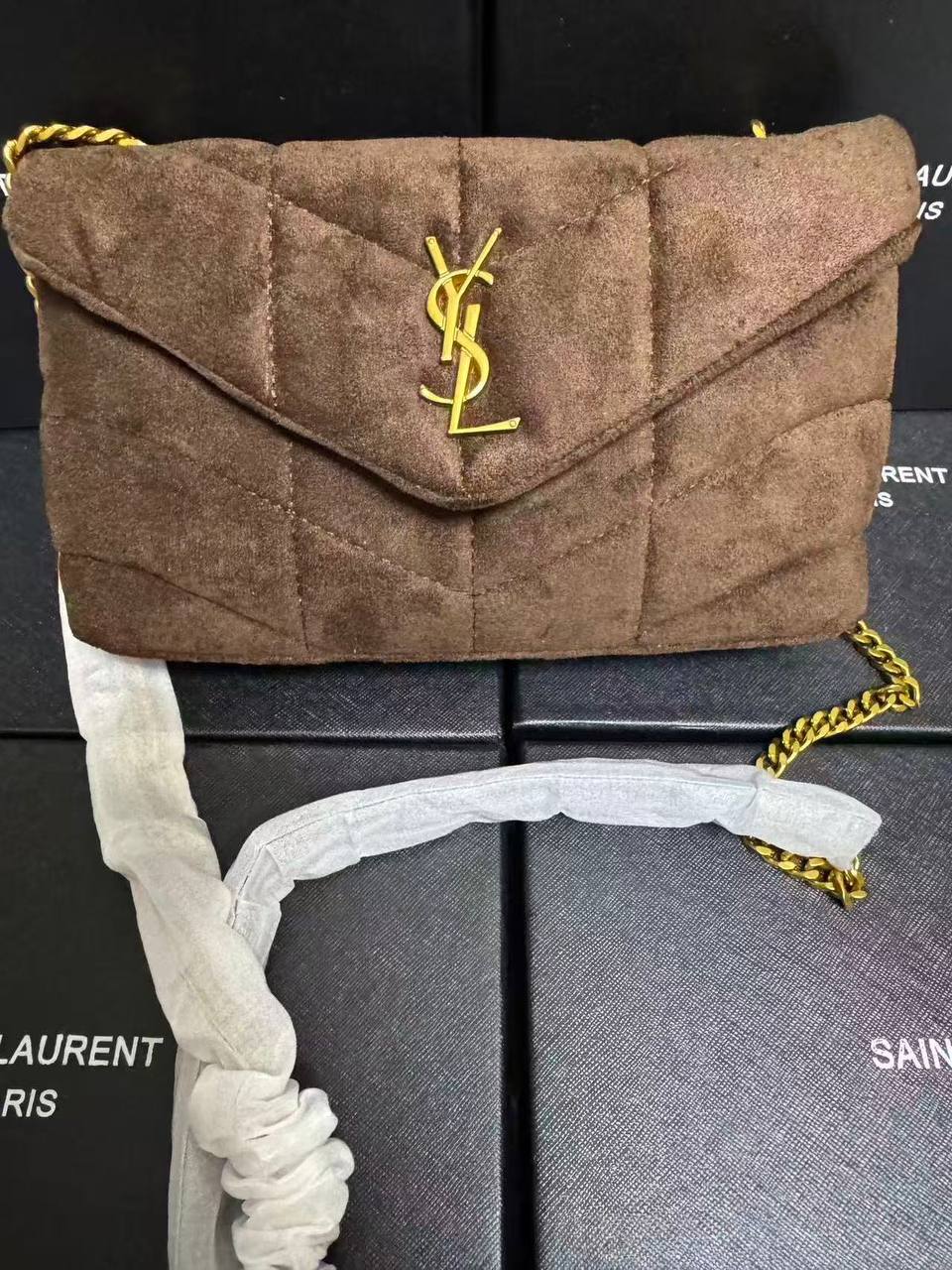 YSL
90 dhs🪙🌨️

size：24cm
Good quality 


with box
🎁🎁🎁

Zain35
♥️♥️♥️