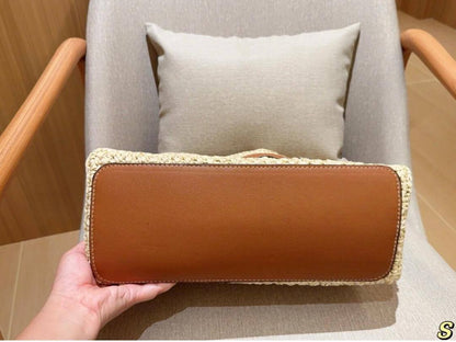 LV 
100 dhs✅
size 34×14×30cm

Zain213
♥️♥️♥️