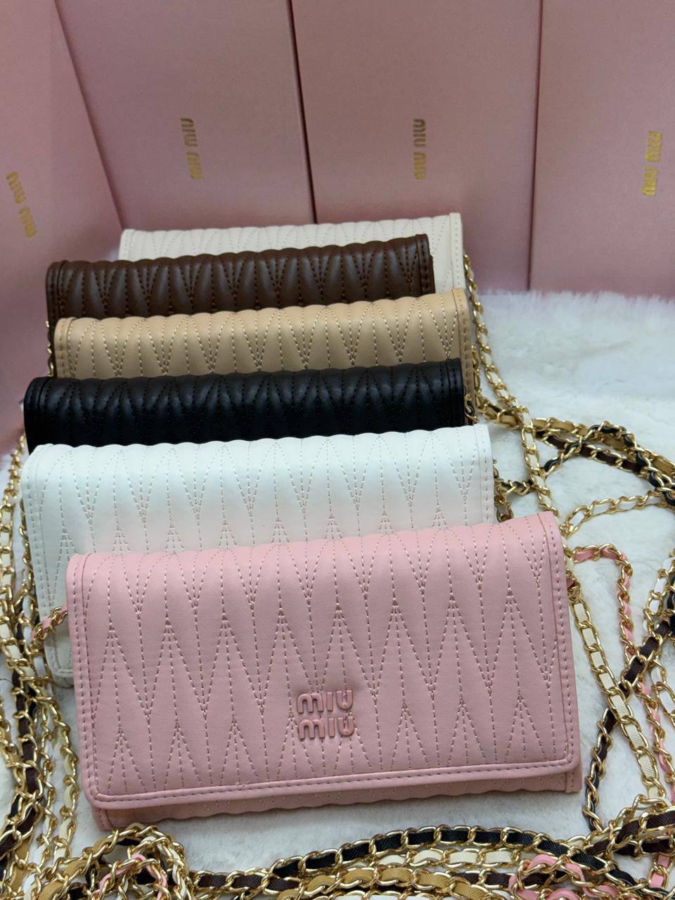 NEW CAME 
MIU MIU BAG
GOOD QUALITY 
45 dhs❣️

WITHBOX
🎁🎁🎁

SIZE- 20*12*3

Zain40
♥️♥️♥️