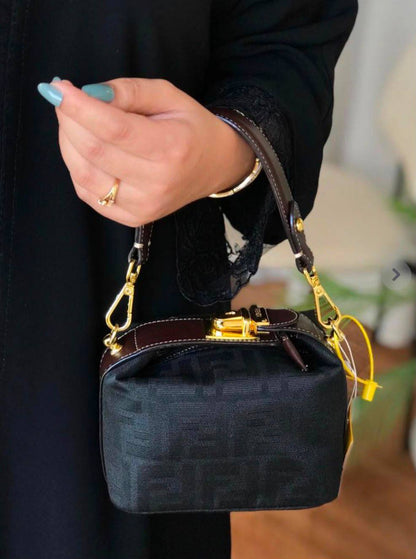 Fendi
100 dhs✅
Size：15CM
Good-quality with box

Zain35
♥️♥️♥️