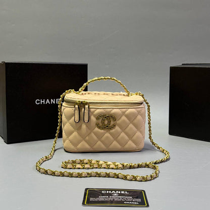 CHANEL 
GOOD QUALITY 
WITH BOX
🎁🎁🎁

95 dhs✅
SIZE : 16 cm

Zain39
♥️♥️♥️