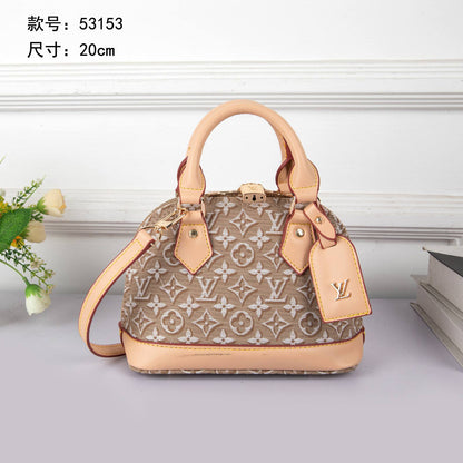 LV

best quality
 with box

120 dhs🇦🇪🇦🇪

size14CM
Zain290
♥️♥️♥️
