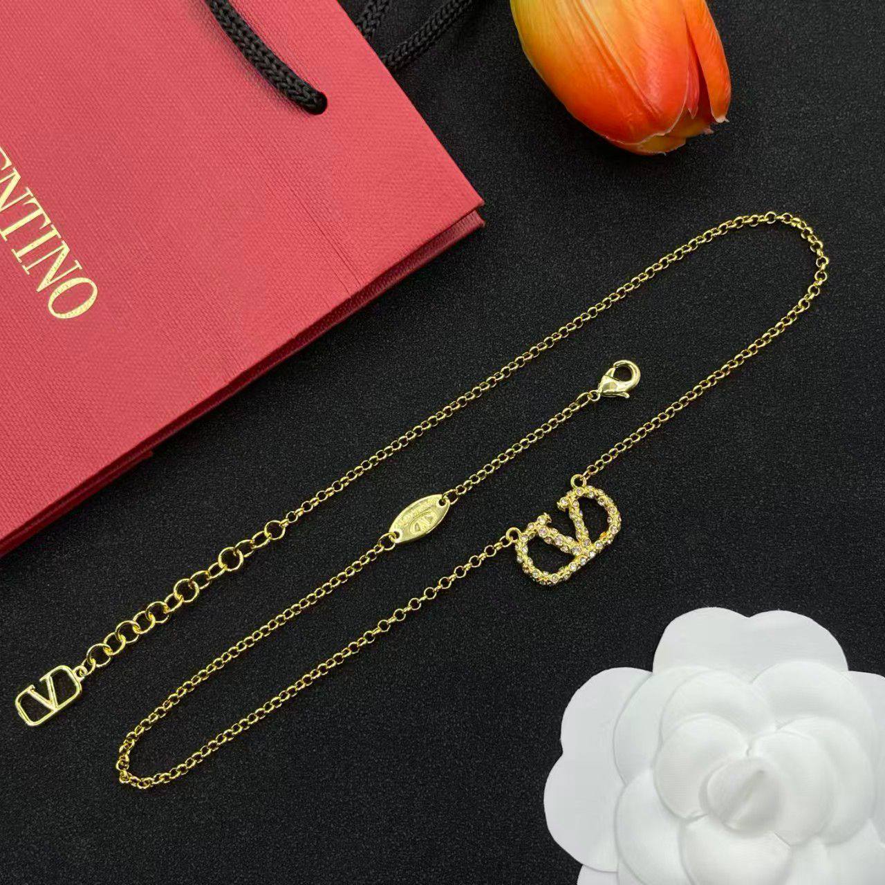 Valentino ❤️‍🔥*
Necklace 💥
Earring ✨
Bracelet 🐦‍🔥
Master quality 💯
With normal boxes 🗃️ 
115 dhs✅
With master box 📦 
130 dhs✅

Zain216
♥️♥️♥️
