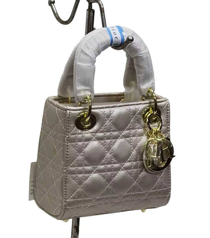 Dior

with box
🎁🎁🎁

115 dhs❣️
17 CM

Zain177
♥️♥️♥️