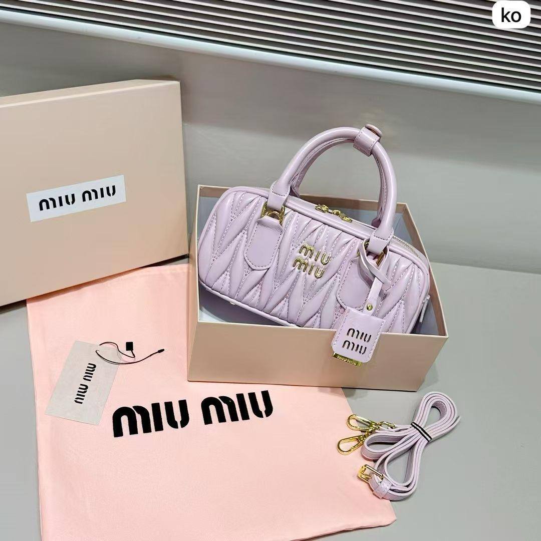 🌸 Miumiu long
1⃣️ First quality +🎁
Size : 22 * 10.5 * 7.5 cm
85 dhs🇦🇪
with box🎁

Zain115
♥️♥️♥️