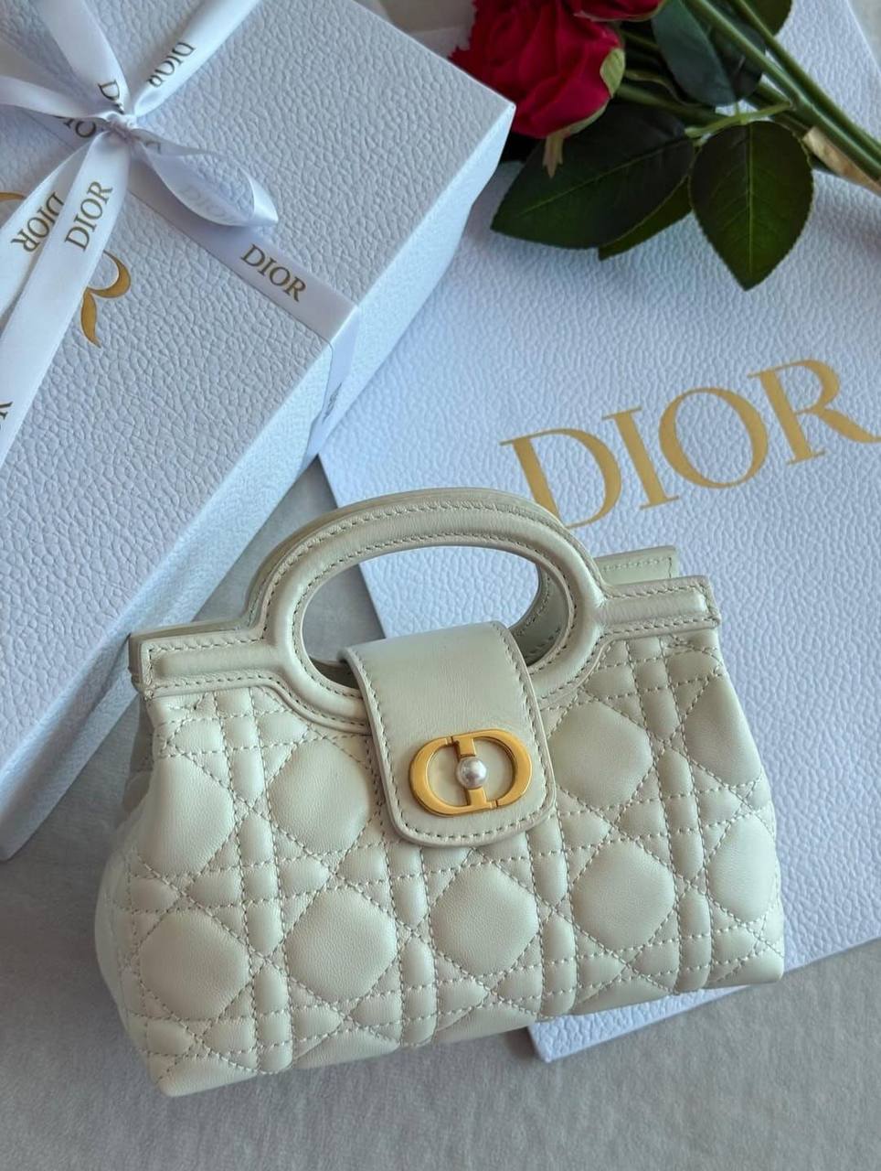 Dior
High Quality
Full leather
300 dhs🪙🌨️

Zain131
♥️♥️♥️