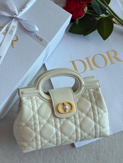 Dior
High Quality
Full leather
300 dhs🪙🌨️

Zain131
♥️♥️♥️