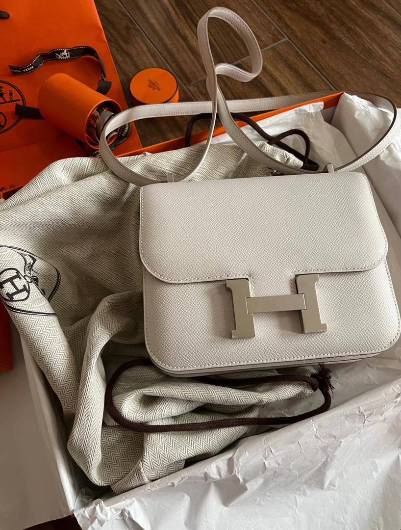 Hermes
100 dhs✅
with box
🎁🎁🎁

size
Small 19×6×15cm
Medium 24×6×17cm

Zain42
♥️♥️♥️