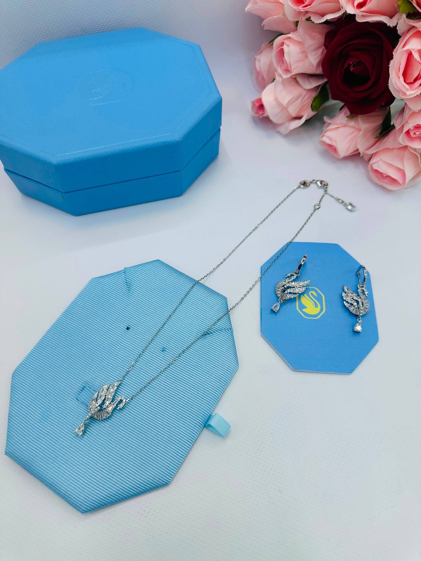SWAROVSKI 
Necklace 😍
Earring 🍁
Master quality 💯
With normal boxes 🗃️ 
105 dhs✅

With master box 📦 
140 dhs✅

Zain216
♥️♥️♥️