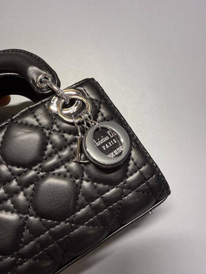 DIOR MINI SIZE 

 WITH BOX 
🎁🎁🎁

110 dhs✅
SIZE: 14 cm


Zain39
♥️♥️♥️