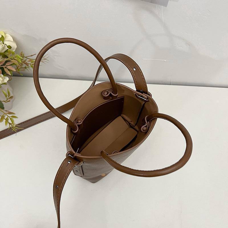Chloe
Good quality 
45 dhs🪙💕
19*14*7cm

Zain17
♥️♥️♥️