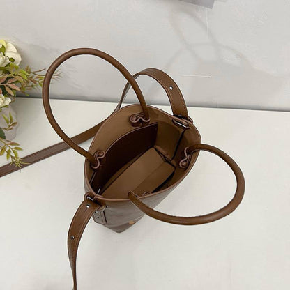Chloe
Good quality 
45 dhs🪙💕
19*14*7cm

Zain17
♥️♥️♥️