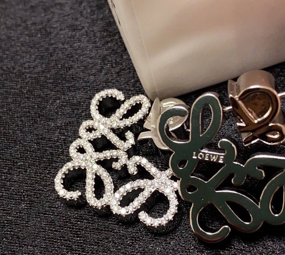 LOEWE
Earing’s
50 dhs🪙🖤

Zain263
♥️♥️♥️