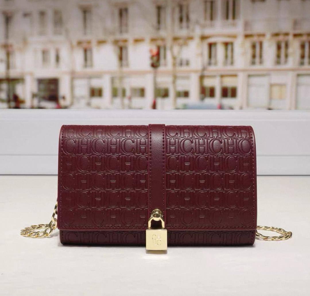 CH
95 dhs🪙
size：19.5×12.5×5cm

Good quality 

with box
🎁🎁🎁

Zain39
♥️♥️♥️