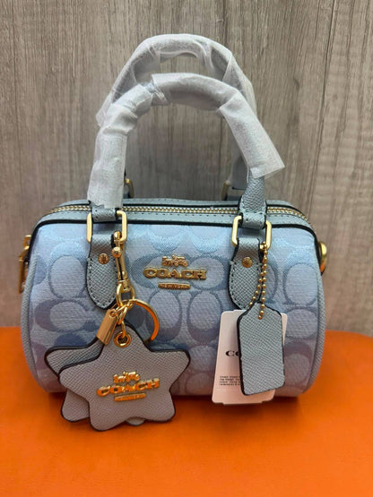 COACH

Size  18cm

Withbox
100 dhs🇦🇪🇦🇪

Zain04
♥️♥️♥️