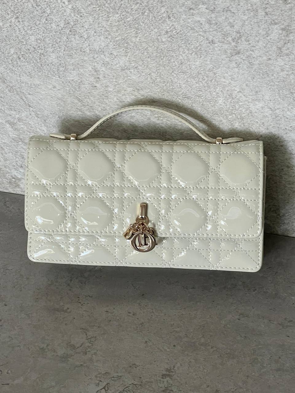 Dior 
𝐌𝐈𝐒𝐒 𝐃𝐈𝐎𝐑 𝐖𝐀𝐋𝐋𝐄𝐓 𝐎𝐍 𝐂𝐇𝐀𝐈𝐍 𝐏𝐀𝐓𝐄𝐍𝐓 𝐋𝐄𝐀𝐓𝐇𝐄𝐑 
850 dhs✅*🛍️👌

ETAG4
♥️♥️♥️