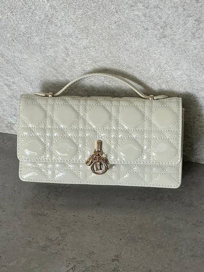 Dior 
𝐌𝐈𝐒𝐒 𝐃𝐈𝐎𝐑 𝐖𝐀𝐋𝐋𝐄𝐓 𝐎𝐍 𝐂𝐇𝐀𝐈𝐍 𝐏𝐀𝐓𝐄𝐍𝐓 𝐋𝐄𝐀𝐓𝐇𝐄𝐑 
850 dhs✅*🛍️👌

ETAG4
♥️♥️♥️