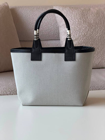 Hermes 

25cm💕

master quality😍

with box❤️

440 dhs🇦🇪🇦🇪🇦🇪

Zain52 
♥️♥️♥️