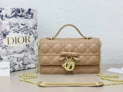 Dior 

have box
100 dhs🇦🇪🇦🇪

Zain07
♥️♥️♥️